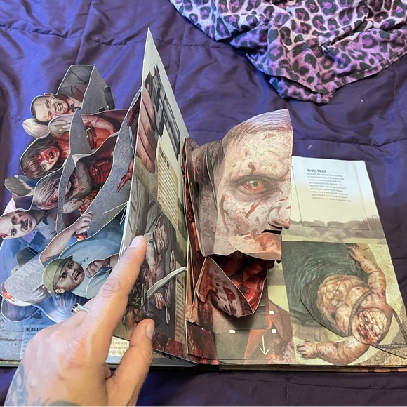 AMCs The Walking Dead Pop-Up Book - Picture 4 of 8